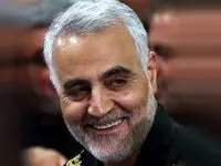 عکسی بی نظیر و کمتر دیده شده از پدر شهید سلیمانی در آغوش حاج قاسم + تصویر