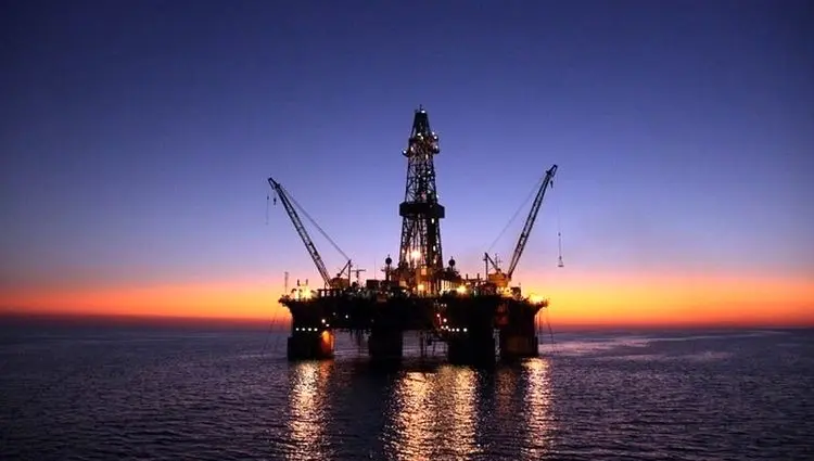 سقوط تولید و محرومیت ۲۰۰ میلیارد دلاری از صادرات / چاه‌های نفت ایران در خواب زمستانی