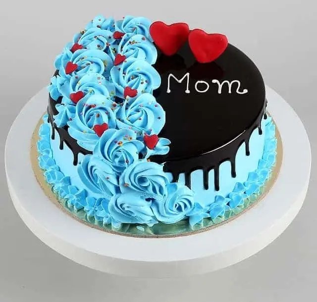 ریختن مواد در قالب کیک برای روز مادر