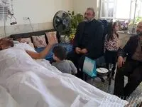 عیادت مهندس طاهرزاده مدیر عامل چادرملو و مهندس حسین پور مدیر مجتمع صنعتی اردکان از جانباز سرافراز، سرهنگ محمد حسین کمالی اردکانی
