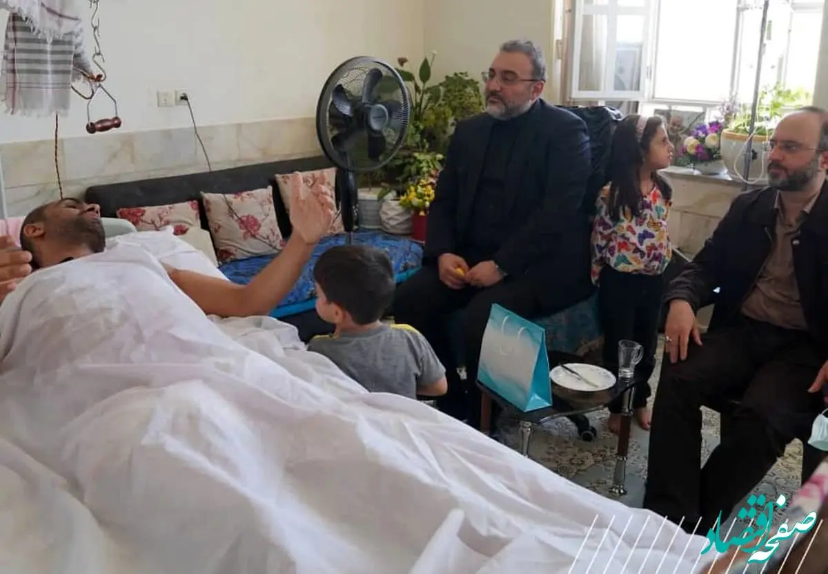 عیادت مهندس طاهرزاده مدیر عامل چادرملو و مهندس حسین پور مدیر مجتمع صنعتی اردکان از جانباز سرافراز، سرهنگ محمد حسین کمالی اردکانی
