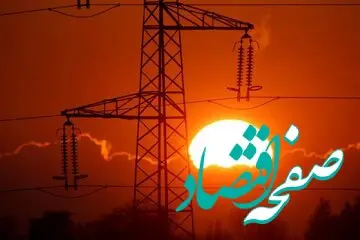 فوری / راننده تریلی پس از تصادف، خودش را روی دکل برق دار زد