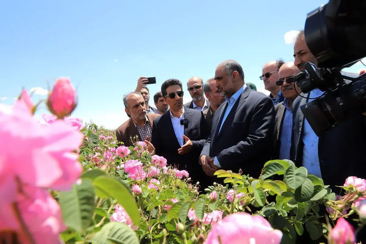 حضور میدانی مسئولان در میان کشاورزان ، مشکلات را سریعتر برطرف میکند