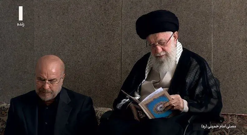 یک تصویر خیلی خاص و غمناک از رهبر انقلاب درحال قرائت قرآن در مصلی تهران /سران قوا هم هستند