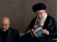 یک تصویر خیلی خاص و غمناک از رهبر انقلاب درحال قرائت قرآن در مصلی تهران /سران قوا هم هستند
