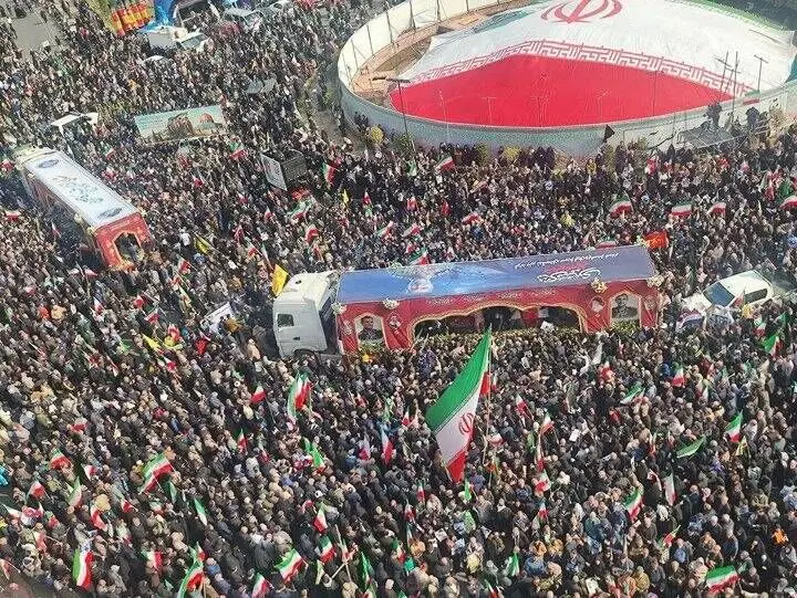 تصاویری خاص و حماسی از مراسم تشییع شهید سردار تنگسیری در میدان انقلاب تهران