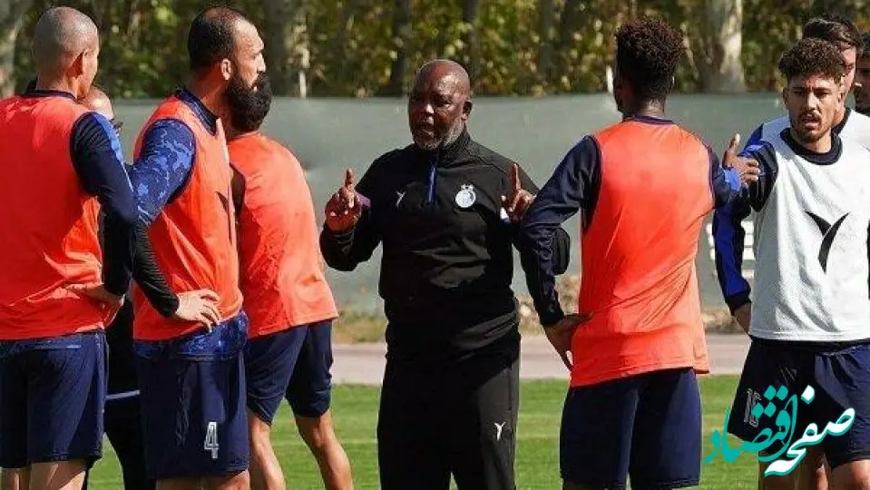 روزبه چشمی مترجم استقلال در بازی با تراکتور | ماجرای کارت زرد جنجالی