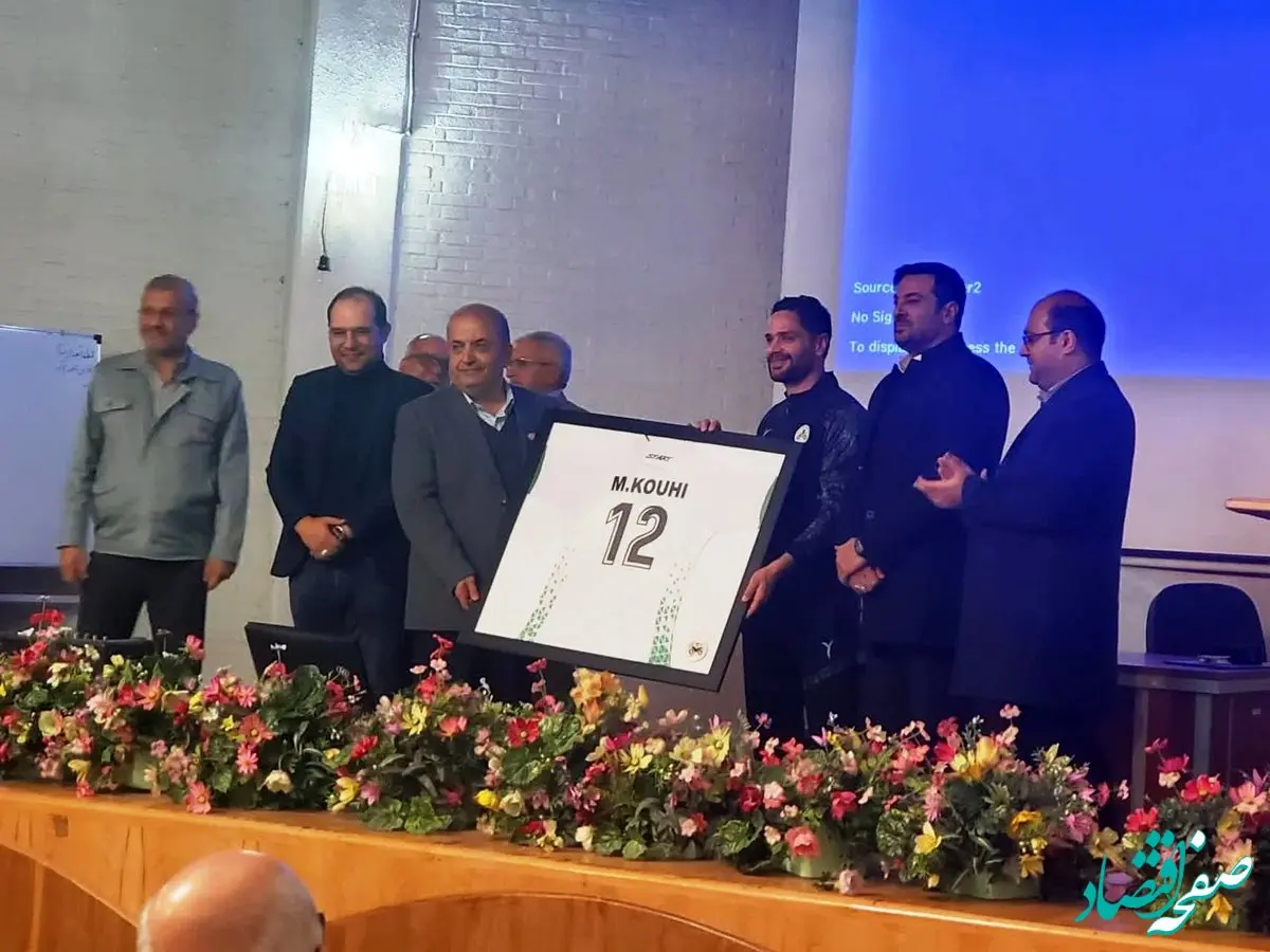 نشست صمیمی مدیرعامل ذوب آهن اصفهان با کادر فنی و بازیکنان تیم فوتبال ذوب آهن