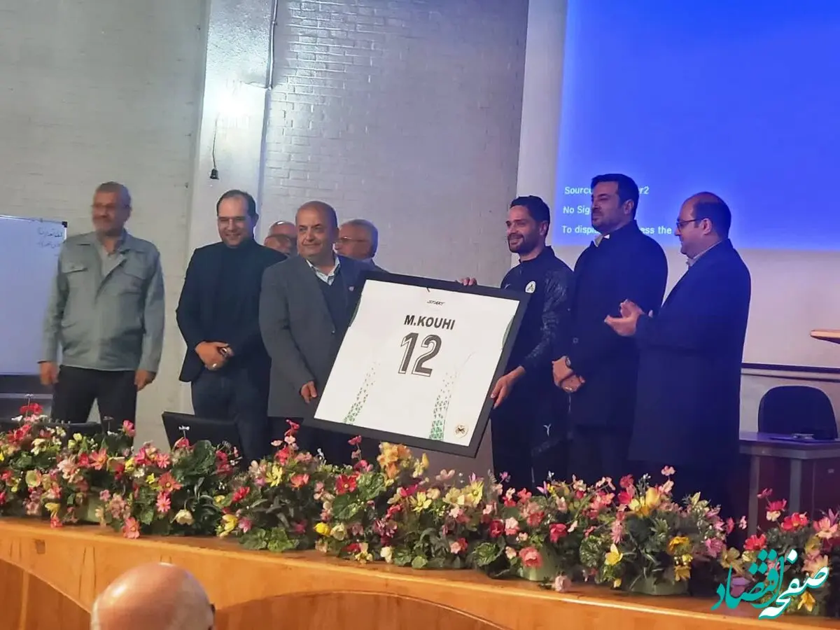 نشست صمیمی مدیرعامل ذوب آهن اصفهان با کادر فنی و بازیکنان تیم فوتبال ذوب آهن