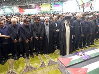 تصاویری خاص از مسئولین صف اول در هنگام اقامه نماز رهبر انقلاب بر پیکر شهید اسماعیل هنیه / صف اول... 