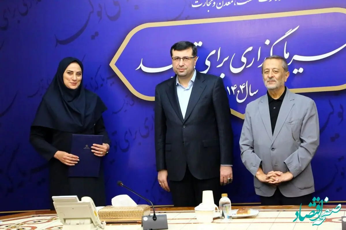 با اهدای لوحی صورت گرفت؛ تقدیر رئیس ستاد بزرگداشت روز ملی صنعت و معدن از مدیر روابط عمومی ایمیدرو