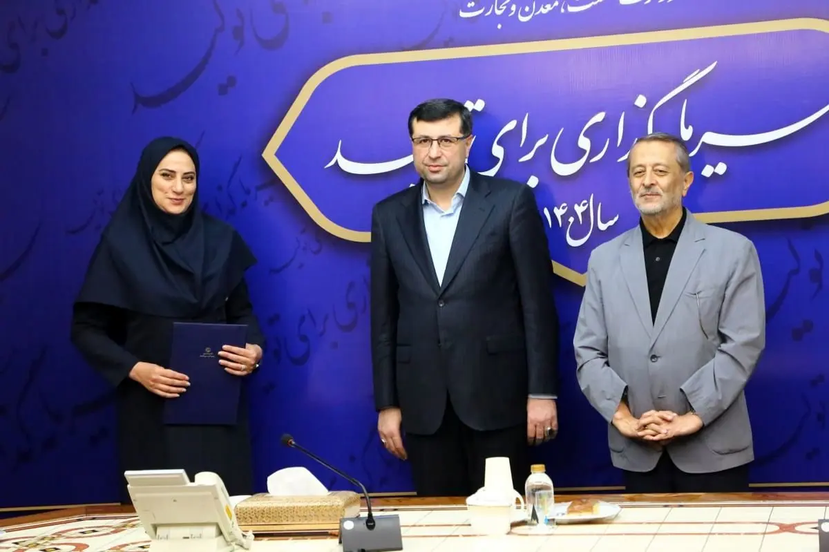 با اهدای لوحی صورت گرفت؛ تقدیر رئیس ستاد بزرگداشت روز ملی صنعت و معدن از مدیر روابط عمومی ایمیدرو