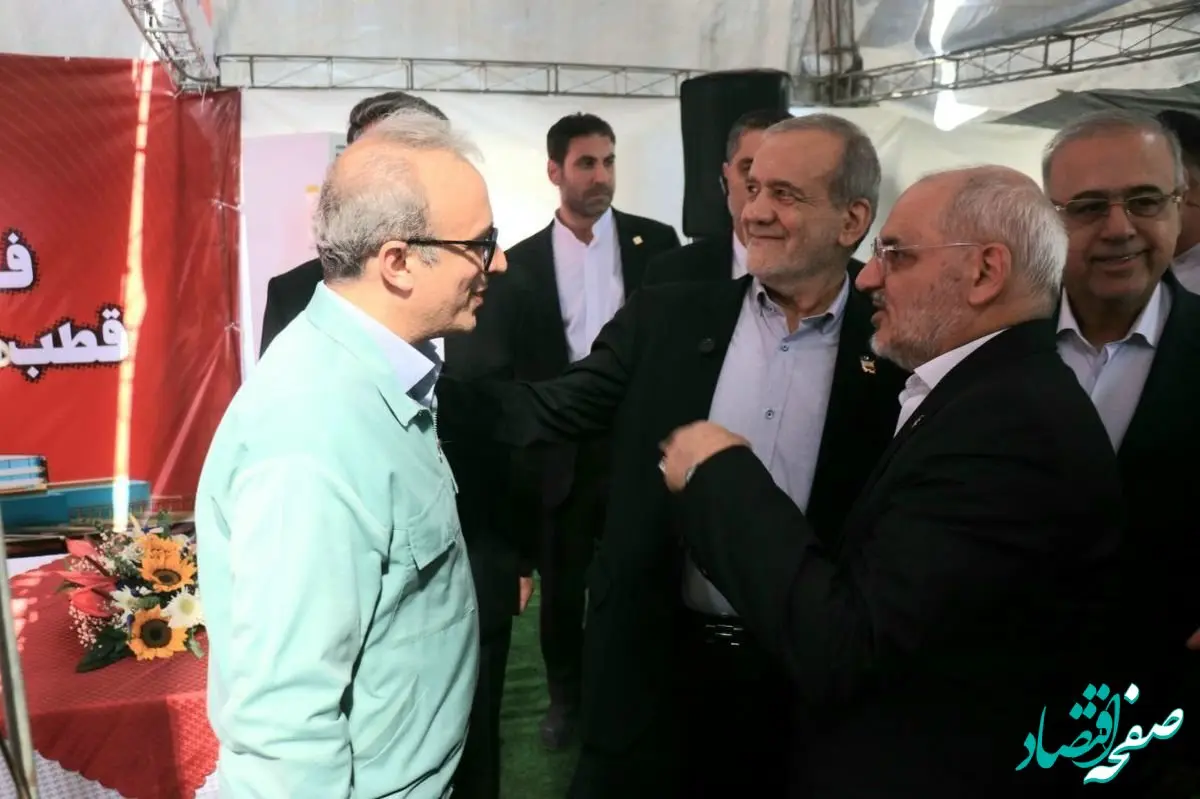 بازدید رئیس‌جمهور از غرفه فولاد هرمزگان در نهمین سفر استانی