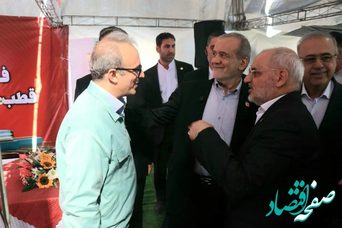 بازدید رئیس‌جمهور از غرفه فولاد هرمزگان در نهمین سفر استانی