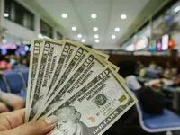این اشتباهات ، دلیل نوسان نرخ ارز/ چرا با وجود بی سابقه ترین اختیارات، باز هم بازار ارز می لنگد؟
