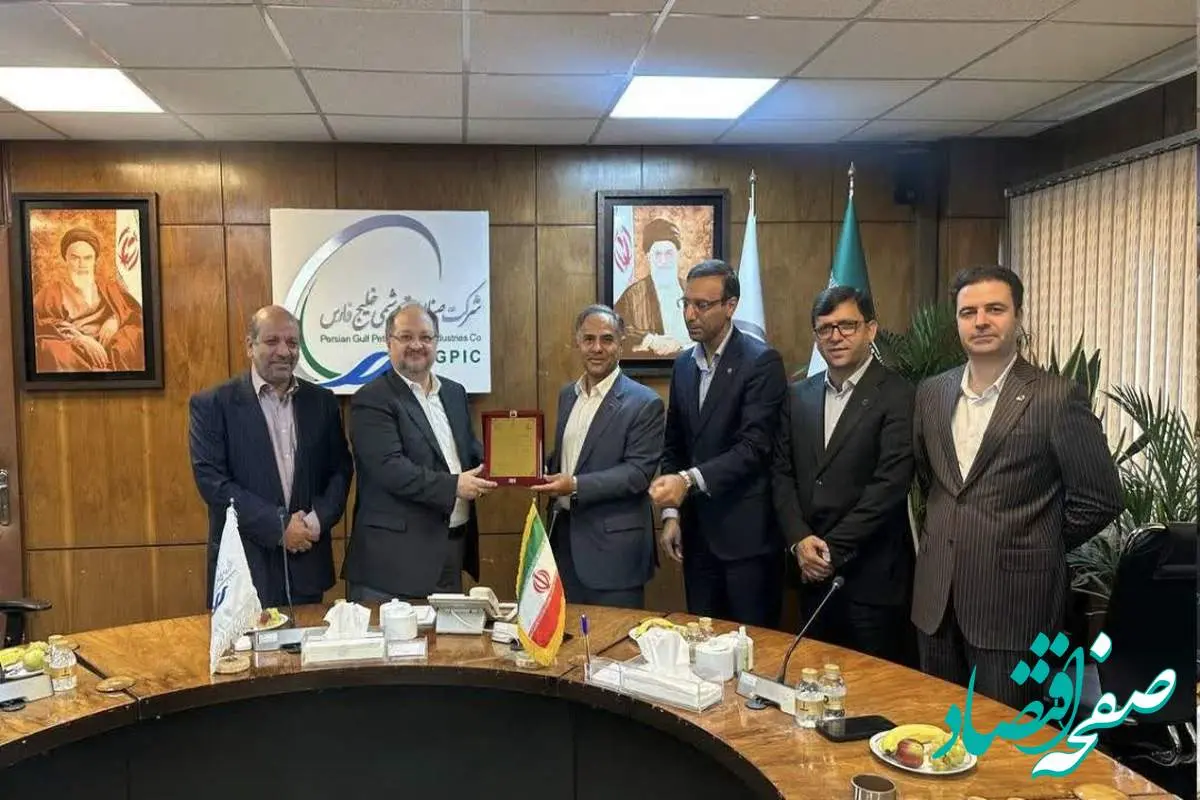 تبریک مدیرعامل بانک تجارت به هلدینگ خلیجفارس در پی کسب رتبه ۱۲ ردهبندی جهانی ICIS