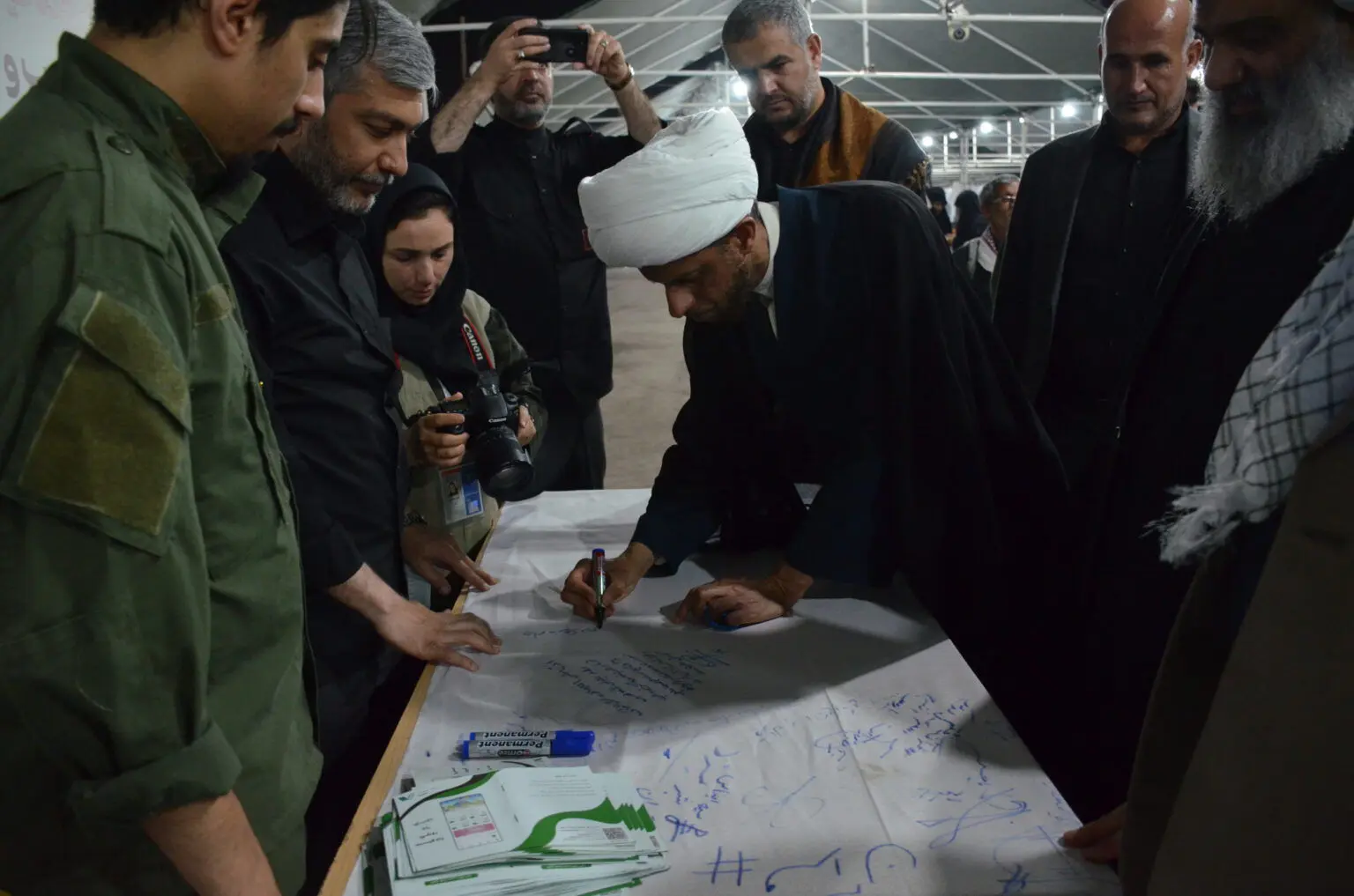 امضای طومار ابراز انزجار علیه هتک حرمت به قرآن کریم در گذرگاه مرزی شلمچه