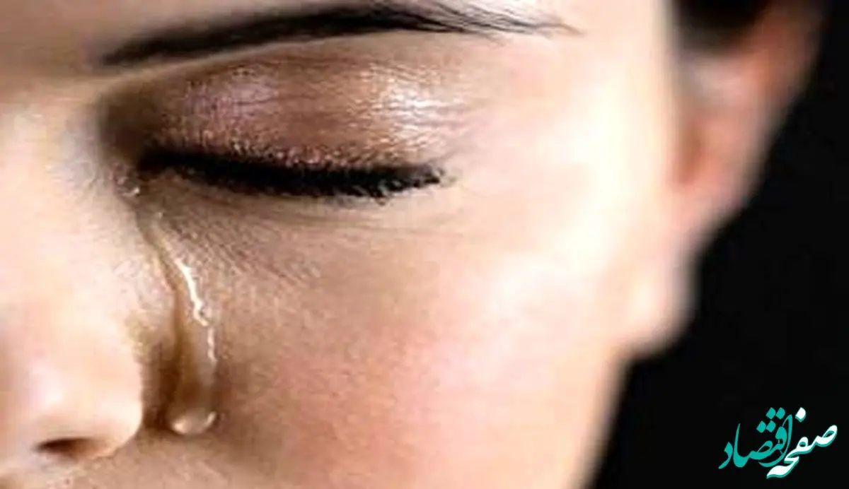 عکس | چرا این زن ۱۳ سال است در قفس شیشه ای اسیر است؟  