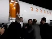 فیلم | لحضه ورود دو شهروند ایرانی آزاد شده از زندان آمریکا به تهران