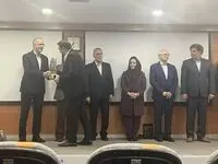اهدا تندیس بلورین جایزه بین‌المللی مدیریت دانشی KM4D به پتروشیمی شهید تندگویان 