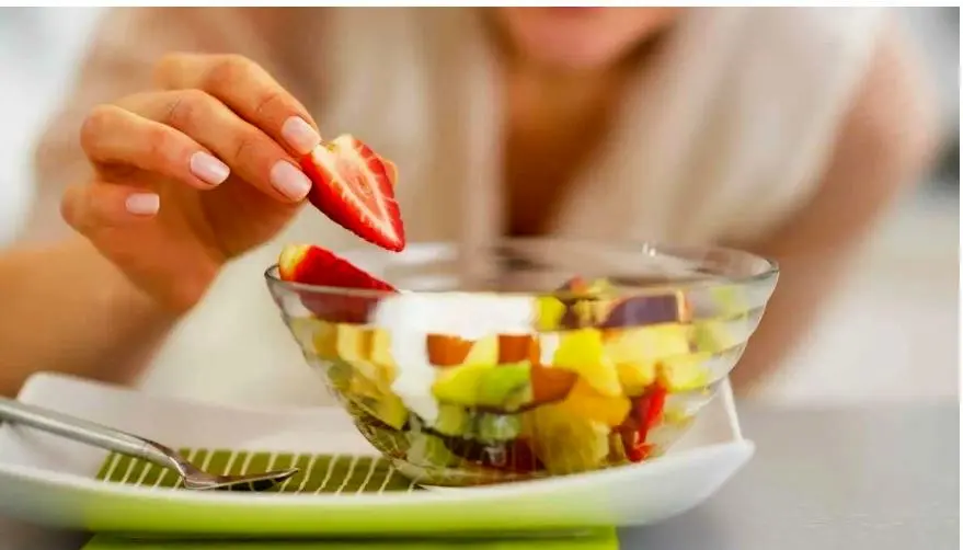 خوردن میوه با معده خالی ضرر دارد یا نه؟