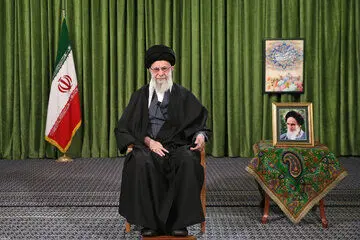 عکس / تابلو نصب شده در محل پیام نوروزی رهبر انقلاب اثر کدام هنرمند است؟