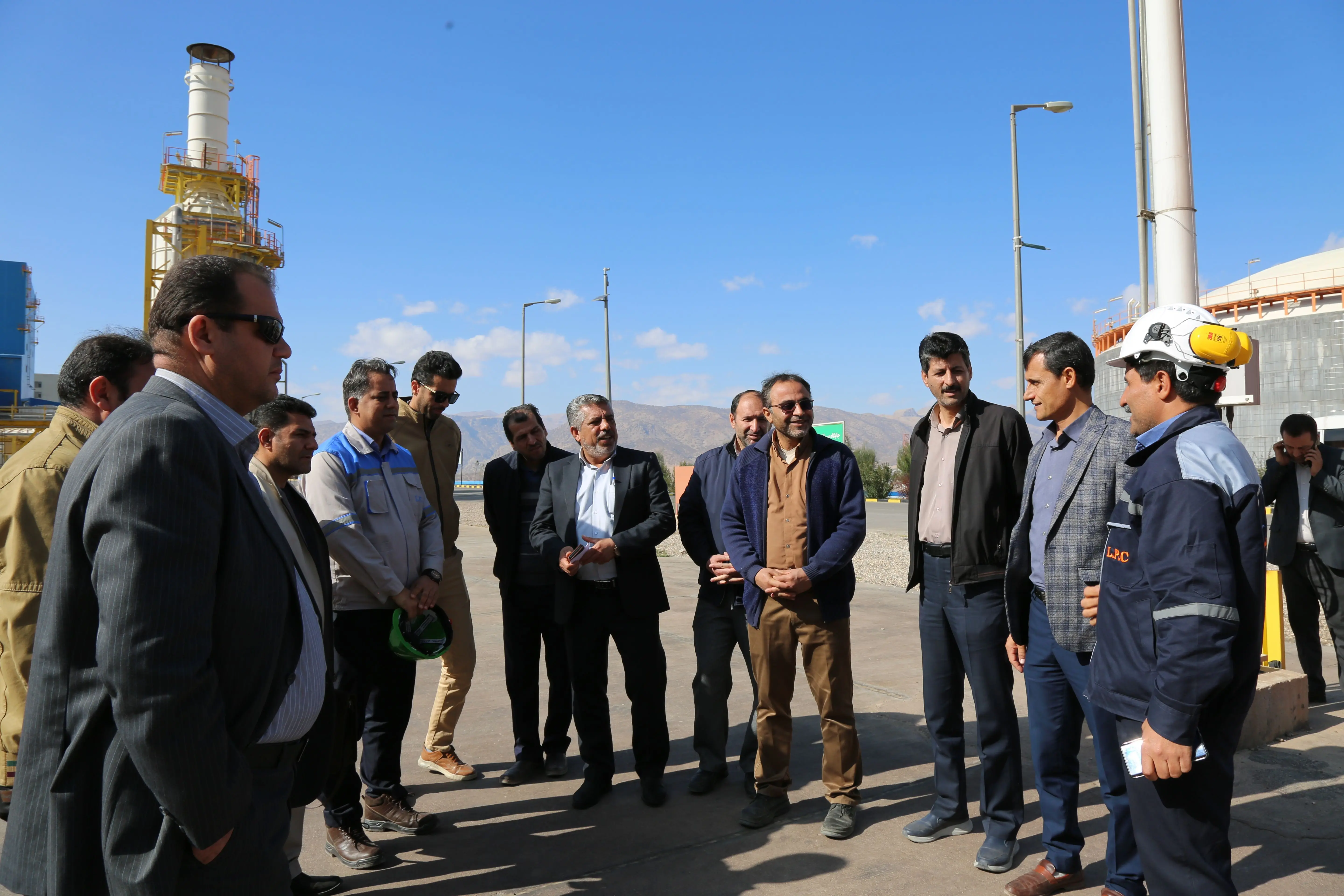 بازدید اساتید و کارکنان فنی و حرفه ای از  پتروشیمی لردگان