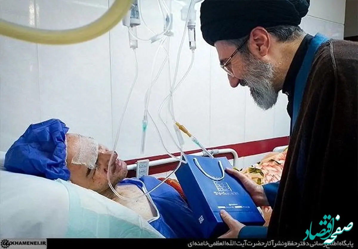 عیادت فرزندان رهبری از مجروحان لبنانی + تصاویر
