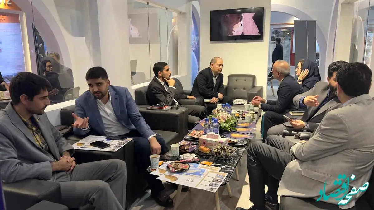 استقبال سرمایه گذاران از غرفه منطقه آزاد قشم در دهمین دوره نمایشگاه کیش اینوکس