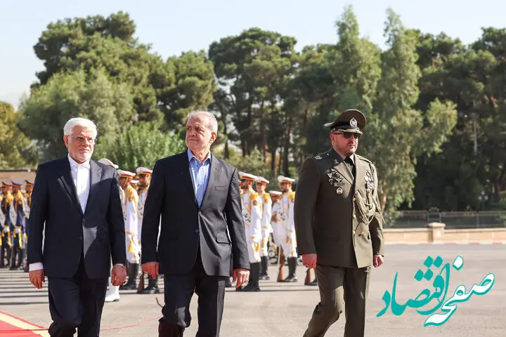 تصویری متفاوت از احترام پزشکیان به دژبانان ارتش در این مراسم مهم