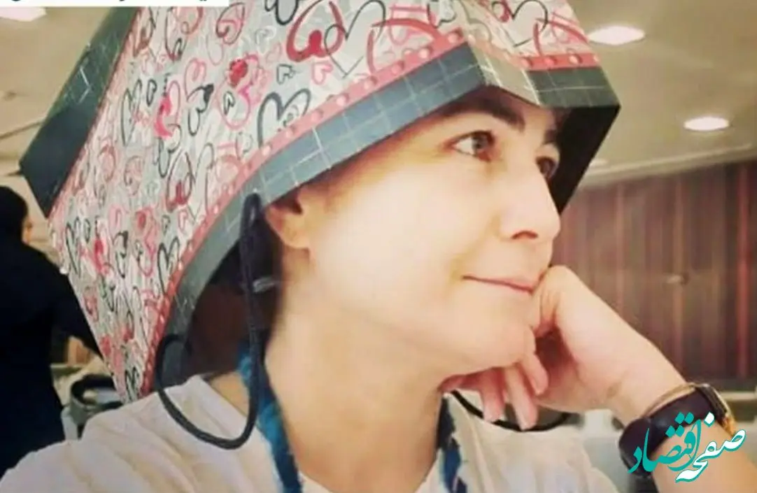 این بازیگر با پاکت به سر به جای روسری به رستوران رفت! 
