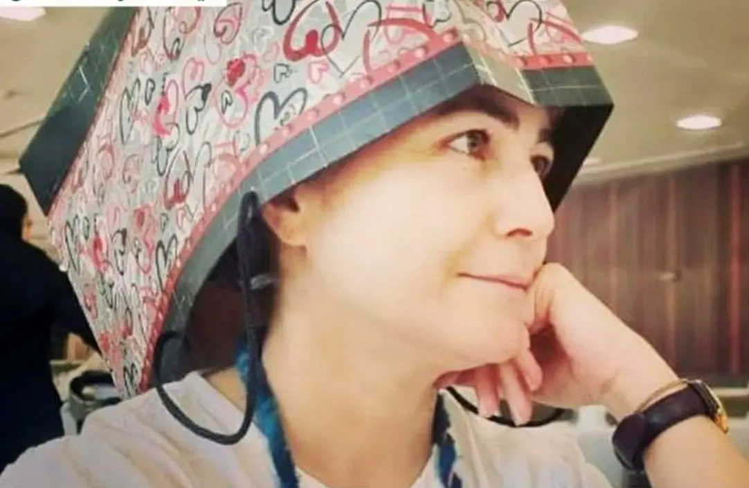 این بازیگر با پاکت به سر به جای روسری به رستوران رفت! 
