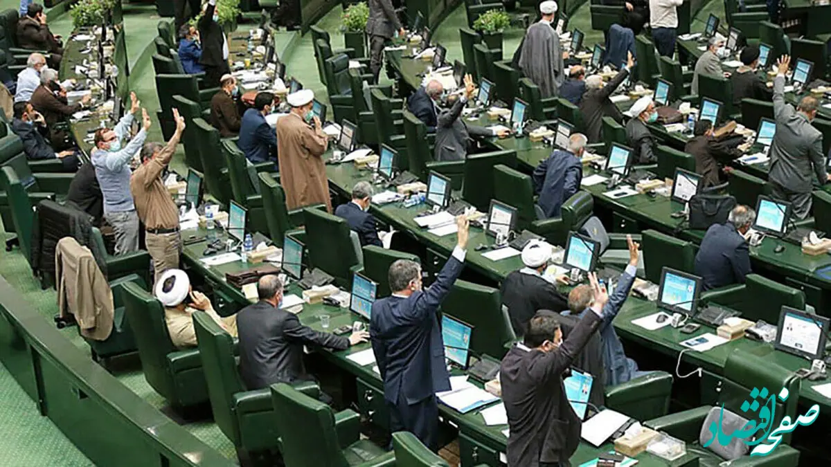 این سیاستمدار معروف با لباس کارگران ایران خودرو برای تبت نام انتخابات حضور یافت + عکس