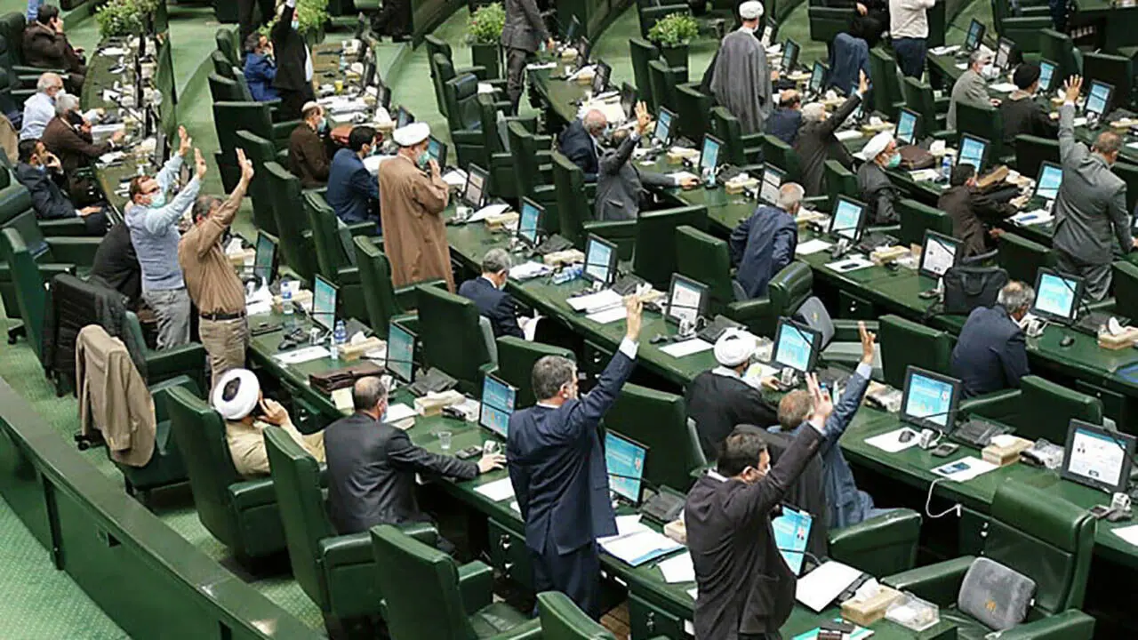 این سیاستمدار معروف با لباس کارگران ایران خودرو برای تبت نام انتخابات حضور یافت + عکس