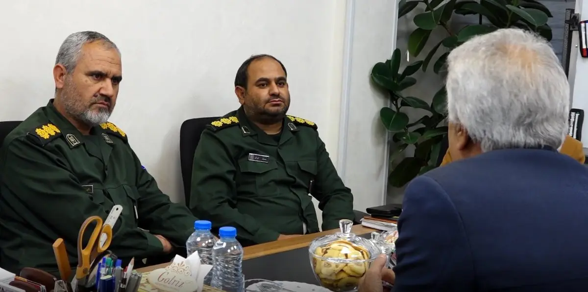 تقدیم هدیه دفتر رهبر معظم انقلاب به دکتر سهراب نژاد