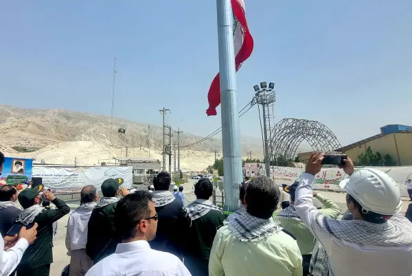 اهتزاز بلندترین پرچم ایران در نوار ساحلی کشور