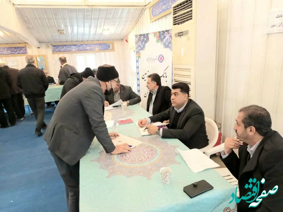 برپایی میز خدمت بانک ایران زمین در نماز جمعه تهران