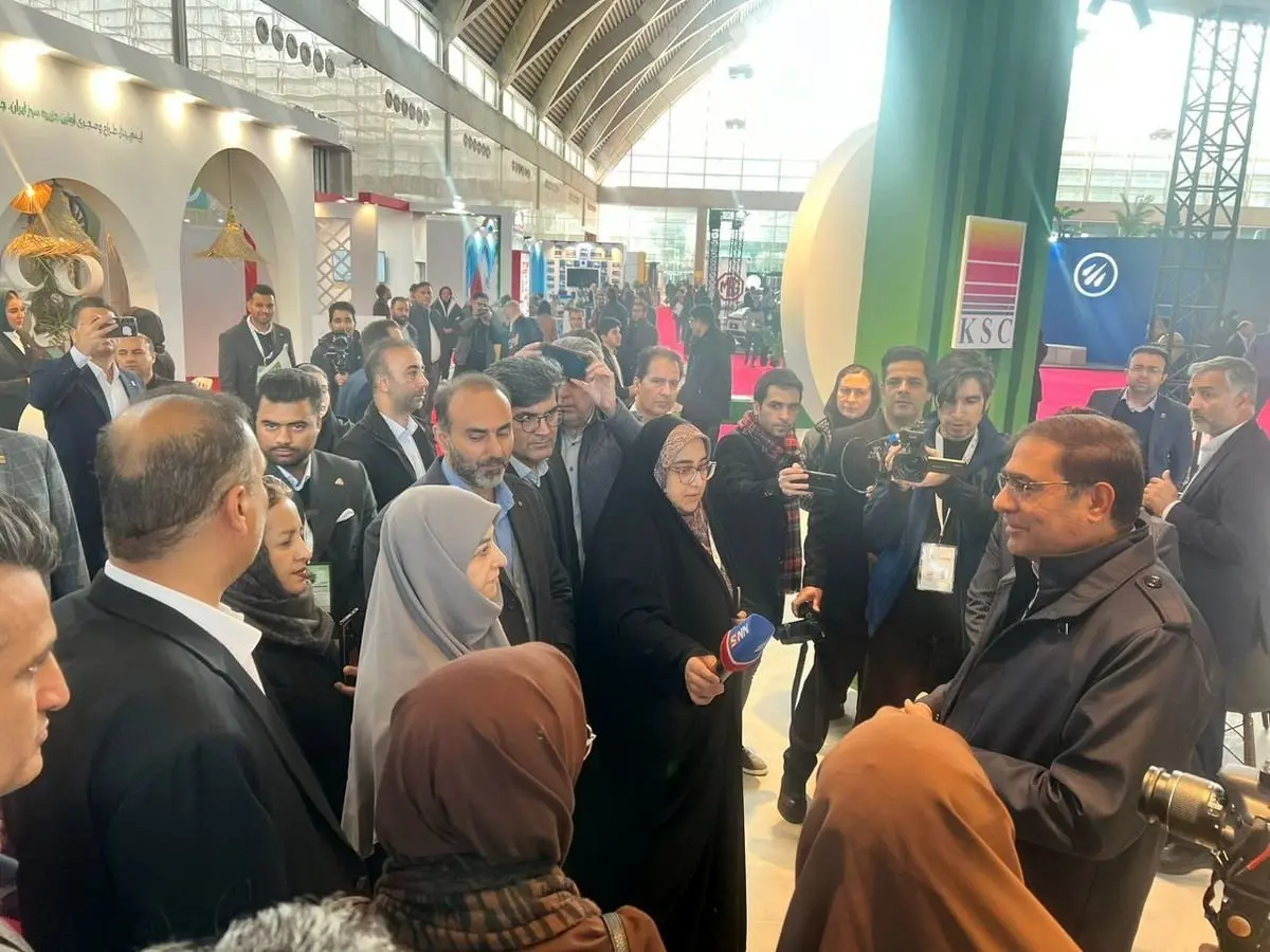 معاون رئیس جمهور و رئیس سازمان حفاظت محیط زیست کشور از غرفه فولاد خوزستان در بیست و دومین نمایشگاه بینالمللی محیط زیست بازدید کرد