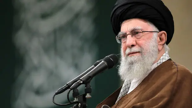 رهبر انقلاب استوار و محکم در حال فرماندهی میدان هستند 