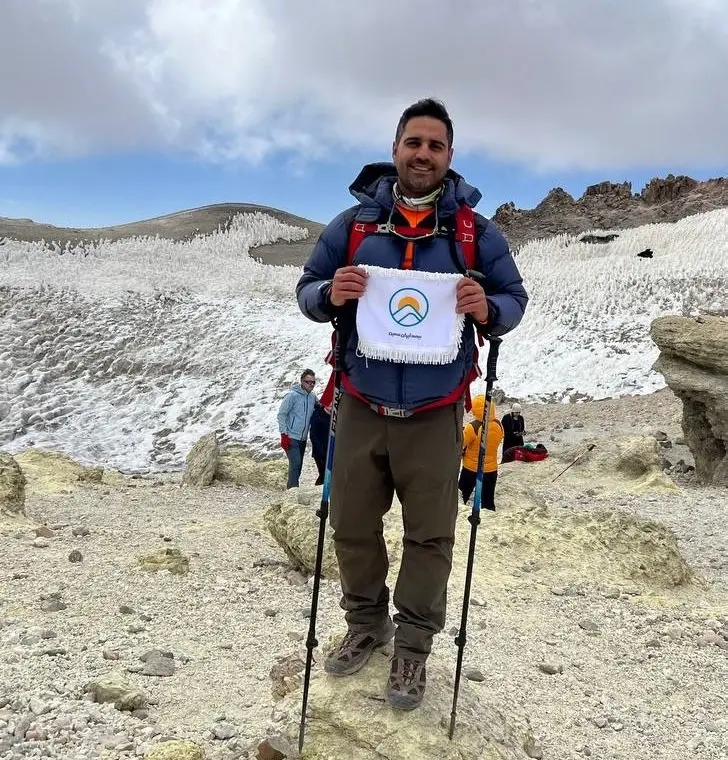 اهتزاز پرچم اتکایی ایران معین بر فراز دماوند