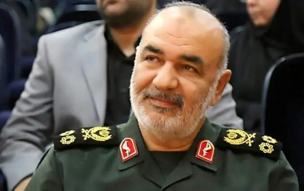 وقتی فرمانده کل سپاه آرزوی یک پسر بچه را برآورده کرد | عکس