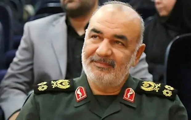 وقتی فرمانده کل سپاه آرزوی یک پسر بچه را برآورده کرد | عکس