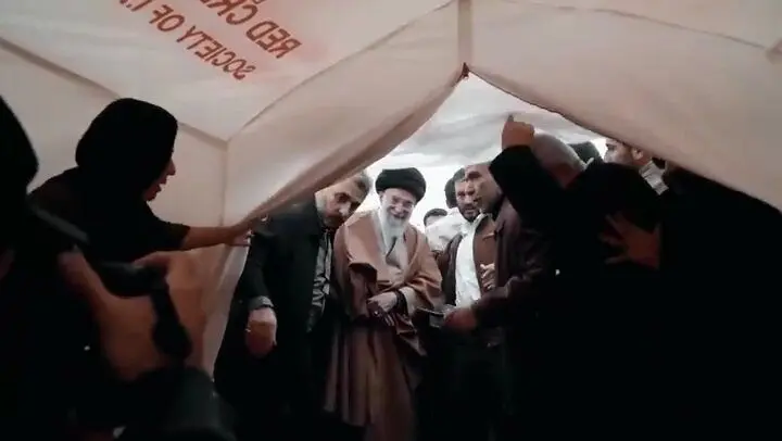 رهبر شهید انقلاب در مناطق زلزله‌زده سرپل ذهاب و بازدید از چادرهای زلزله زدگان + تصاویر