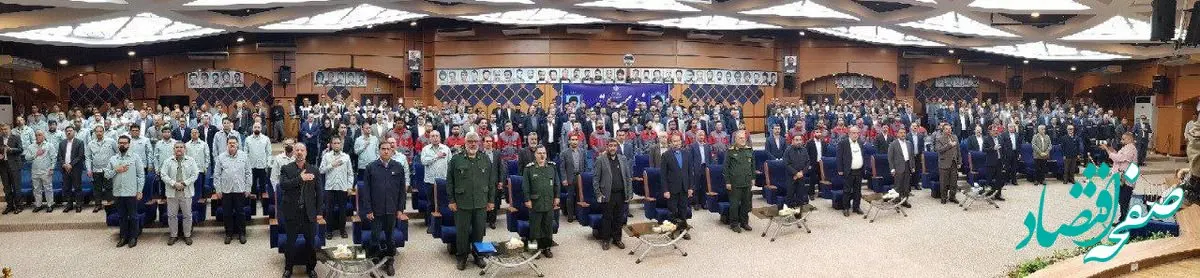 اعطای تندیس و لوح نشان اقتصاد مقاومتی استان به مدیرعامل فولاد خوزستان