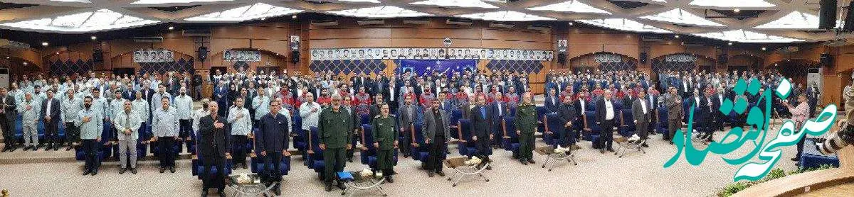 اعطای تندیس و لوح نشان اقتصاد مقاومتی استان به مدیرعامل فولاد خوزستان