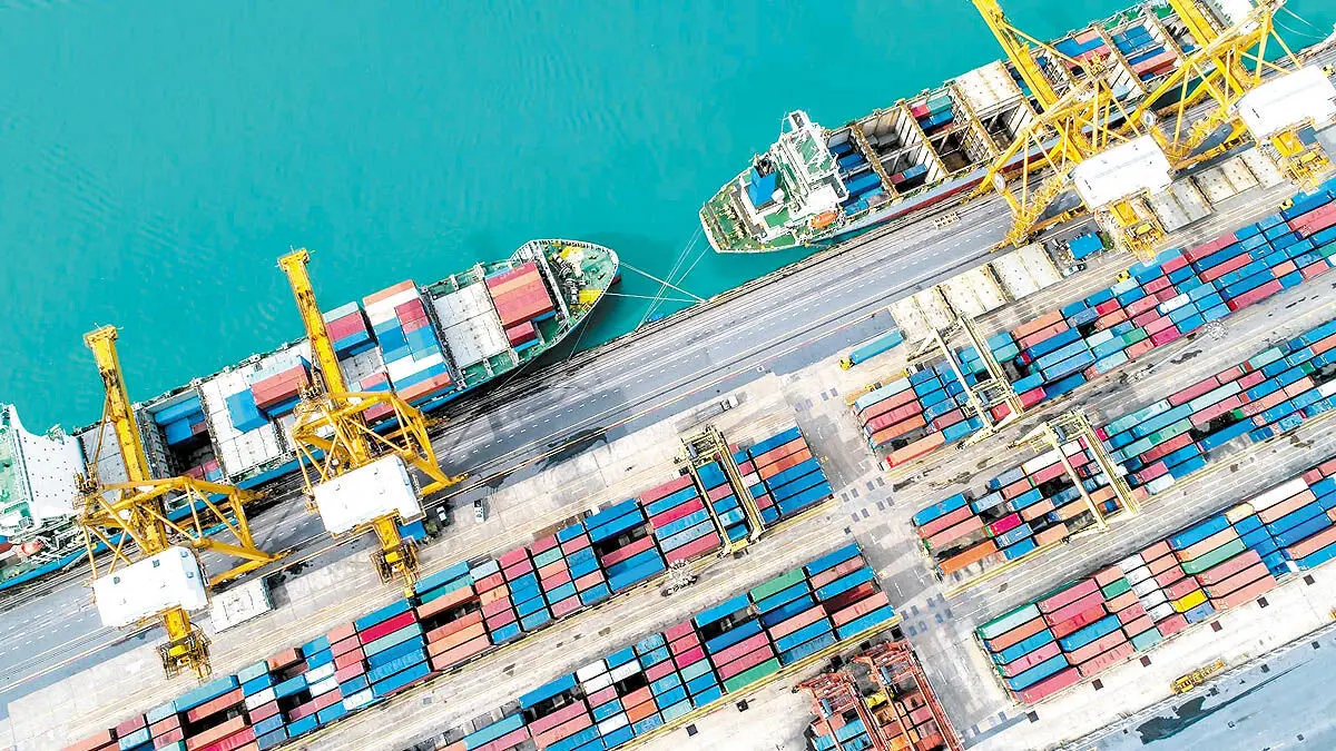 چرا تراز تجاری منفی شد/کاهش قیمت‌های جهانی در حوزه کالاهای پتروشیمی/افت صادرات گاز به میزان ۵/۳ میلیارد دلار/وضع عوارض صادراتی روی کالاهای خام و نیمه‌خام(پیشرفت تکنولوژی بسیاری از مزیت‌های نسبی صادرات مواد خام را از بین می‌برد