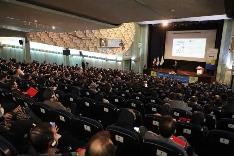 تقدیر از بانیان و سخنران کارگاه چالش ها، فرصت ها و آینده پیش روی کسب و کار صنعت بیمه