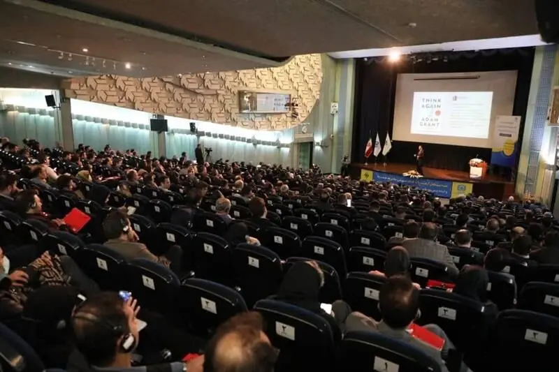 تقدیر از بانیان و سخنران کارگاه چالش ها، فرصت ها و آینده پیش روی کسب و کار صنعت بیمه