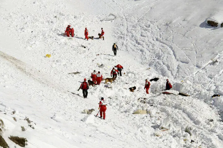 آخرین وضعیت کشته شدگان و مصدومان حادثه اشترانکوه ؛ جست وجوها برای یافتن پیکر مفقودین ادامه دارد / نجات مصدومین روی تیغه !