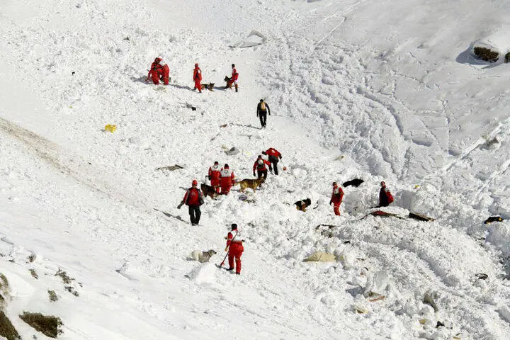 آخرین وضعیت کشته شدگان و مصدومان حادثه اشترانکوه ؛ جست وجوها برای یافتن پیکر مفقودین ادامه دارد / نجات مصدومین روی تیغه !